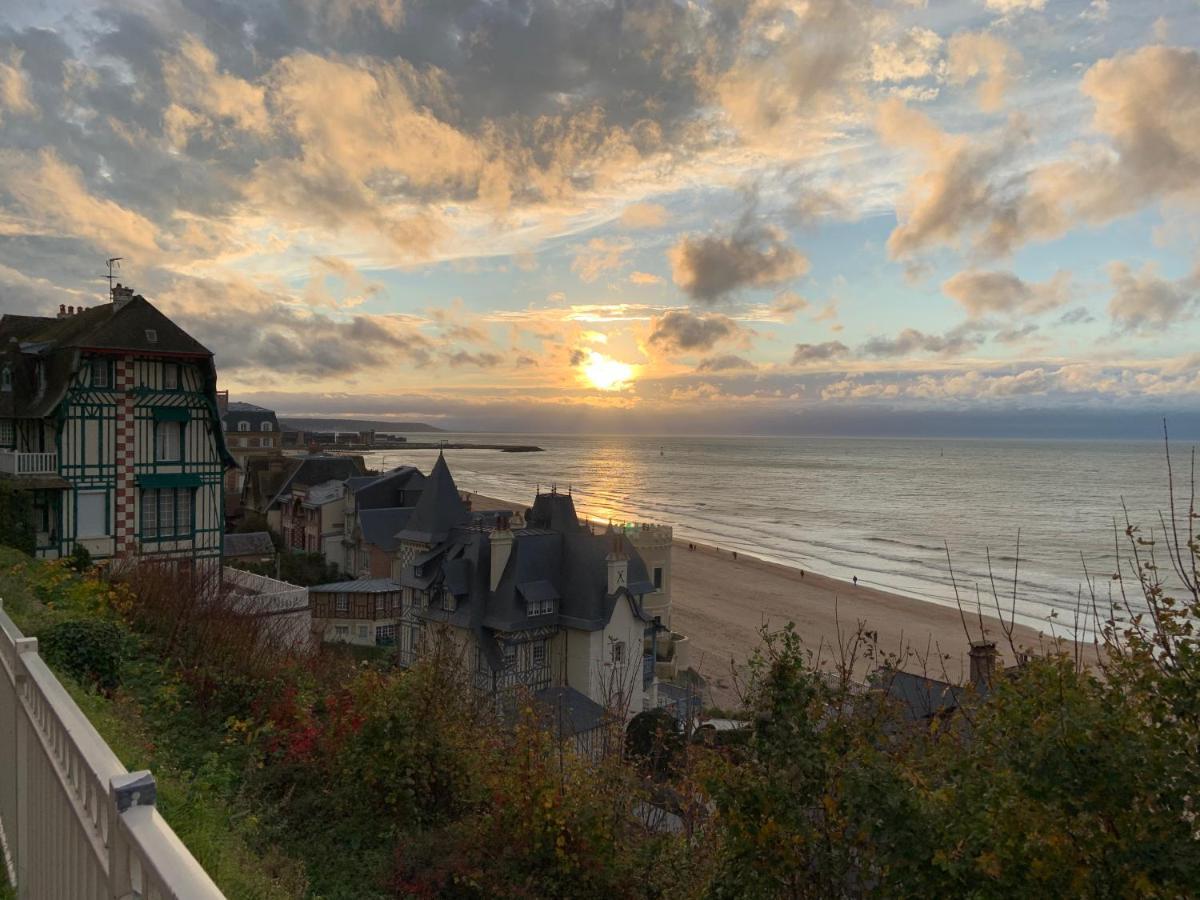 Trouville, Appartement Renove Avec Grande Terrasse Au Calme Bagian luar foto